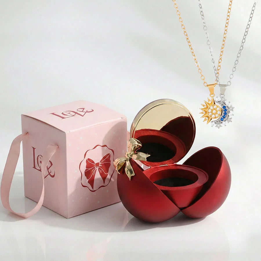 صندوق كرة سحرية حمراء مع قلادة الشمس والقمر